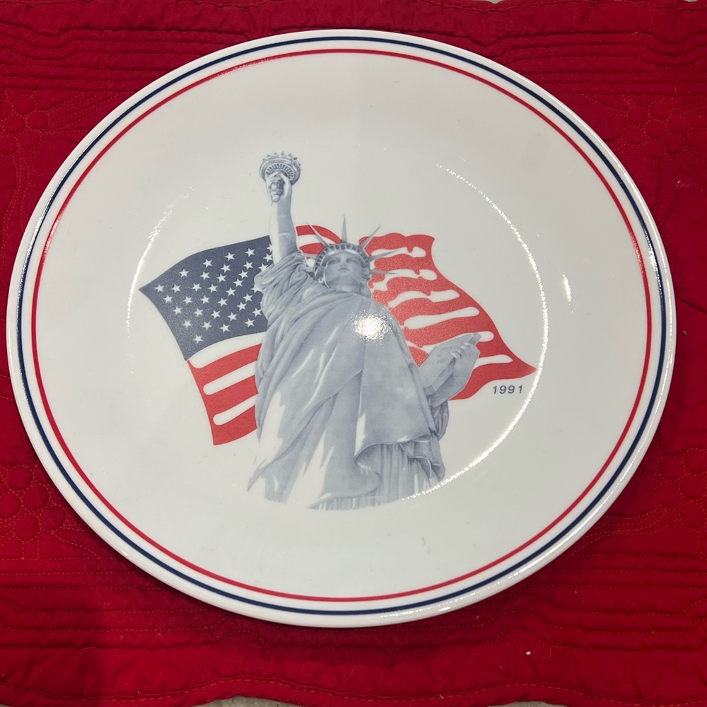Corelle Statue of Liberty Lady Liberty With American Flag 10 1/4" Plate 1991 EUC